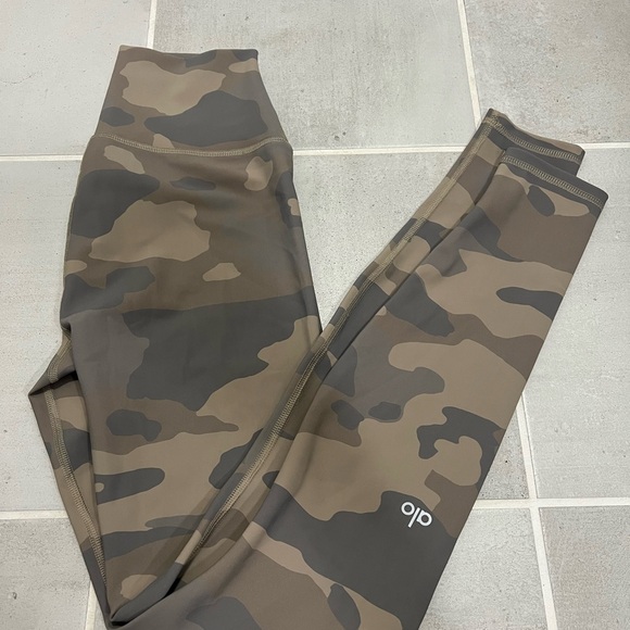 Alo Yoga Camo Leggings - Picture 1 of 3
